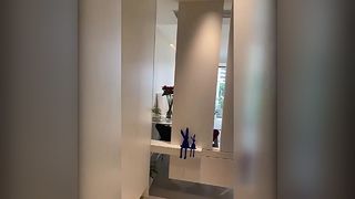 Danau selebriti internet dengan desain tidak beraturan, cermin seluruh tubuh tergantung di dinding, dinding tidak beraturan