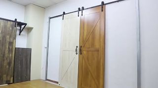 Set aksesori perangkat keras rel suspensi pintu gudang berbentuk J, pintu geser geser, panduan senyap